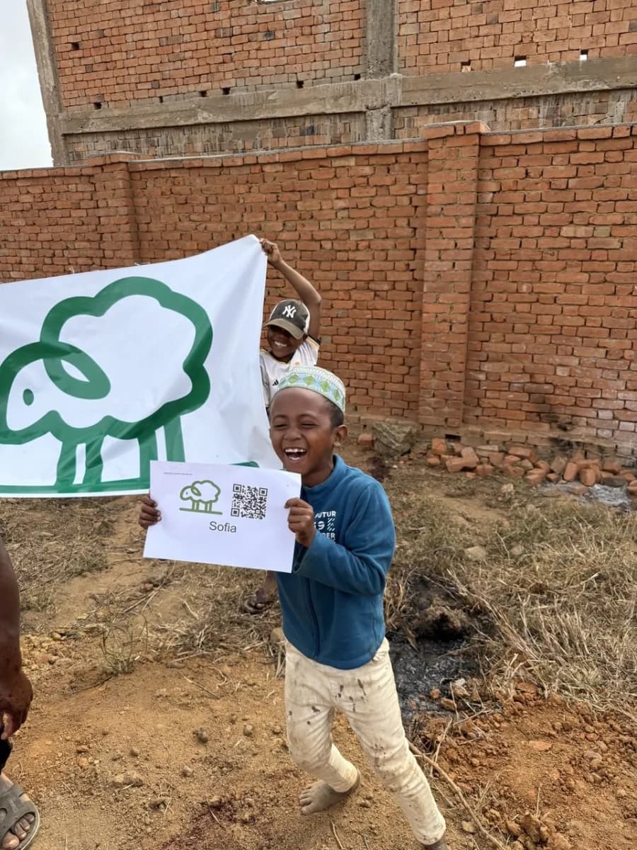 Distribution de viande dans un village à Madagascar