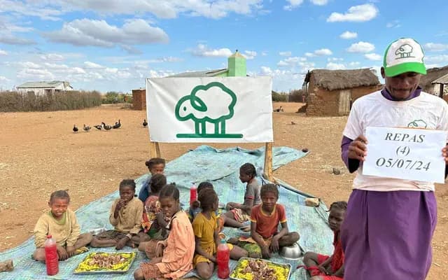 مستفيدون يتلقون لحم الأضحية