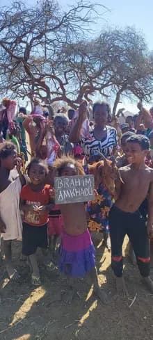 توزيع لحم الأضحية في قرية