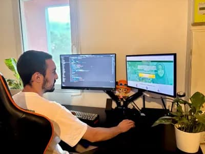 عضو فريق قربان أثناء التوزيع